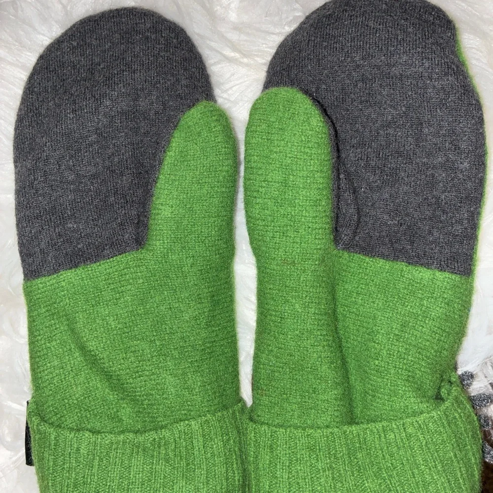 Artwork Mittens/Gloves gently‎ used.